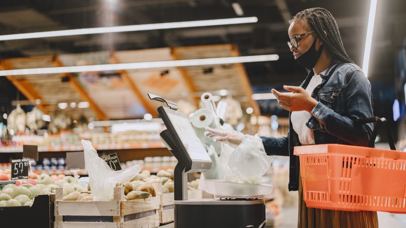 De ce casele self-service nu grăbesc mereu cumpărăturile și aduc magazinelor pierderi cu 33% mai mari