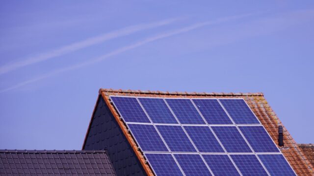 Prosumatorii cu instalații de cel mult 200 kW au compensare până în 2030. Cum se calculează energia pe factură