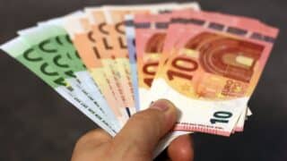 Euro ajunge la recordul de 5,3528 lei în tranzacțiile dintre bănci