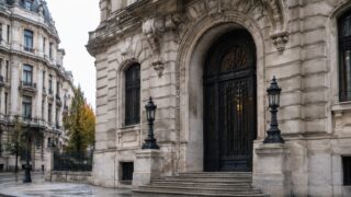 Euro atinge recordul de 5,3527 lei. Finanțarea externă a României depinde de formarea guvernului, spun surse bancare