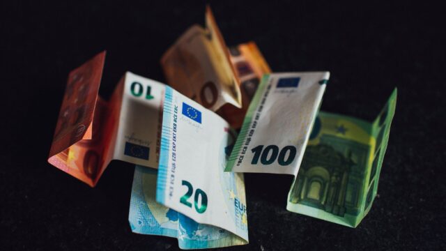 Euro urcă la 5,3306 lei. O rată de 500 de euro înseamnă 120,05 lei în plus pe lună față de începutul anului