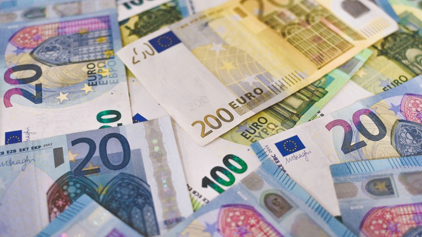 Euro ajunge la 5,3485 lei. Ce înseamnă cursul din 22 octombrie pentru schimbul valutar și evaluarea economiilor