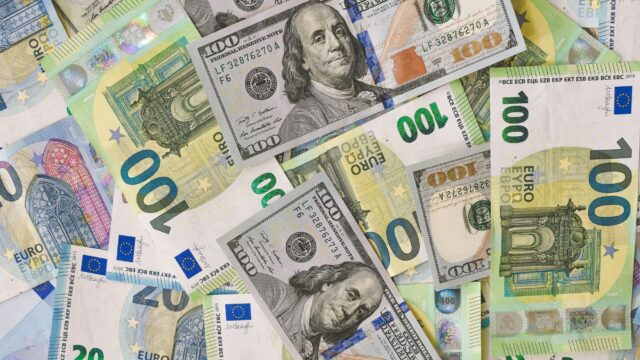 Dolarul atinge cel mai ridicat curs din patru ani. Fermierii plătesc mai mult pentru îngrășăminte