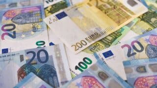 Euro a atins recordul de 5,3447 lei, iar ROBOR a urcat la 6,11%. Efectele asupra ratelor și importurilor