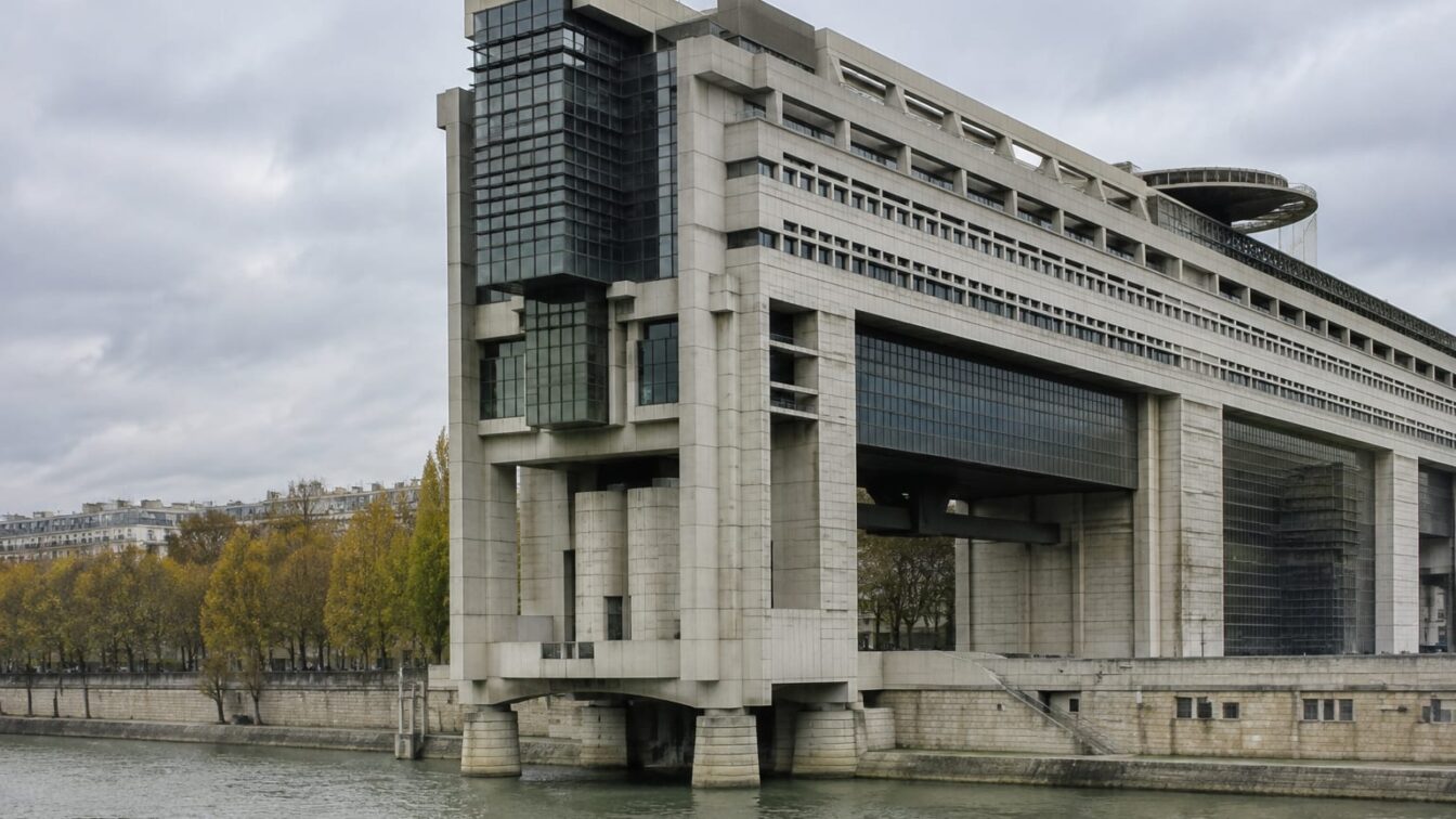 Franța se împrumută la dobânzi apropiate de 5%. Tensiunile bugetare slăbesc euro