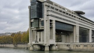 Franța se împrumută la dobânzi apropiate de 5%. Tensiunile bugetare slăbesc euro