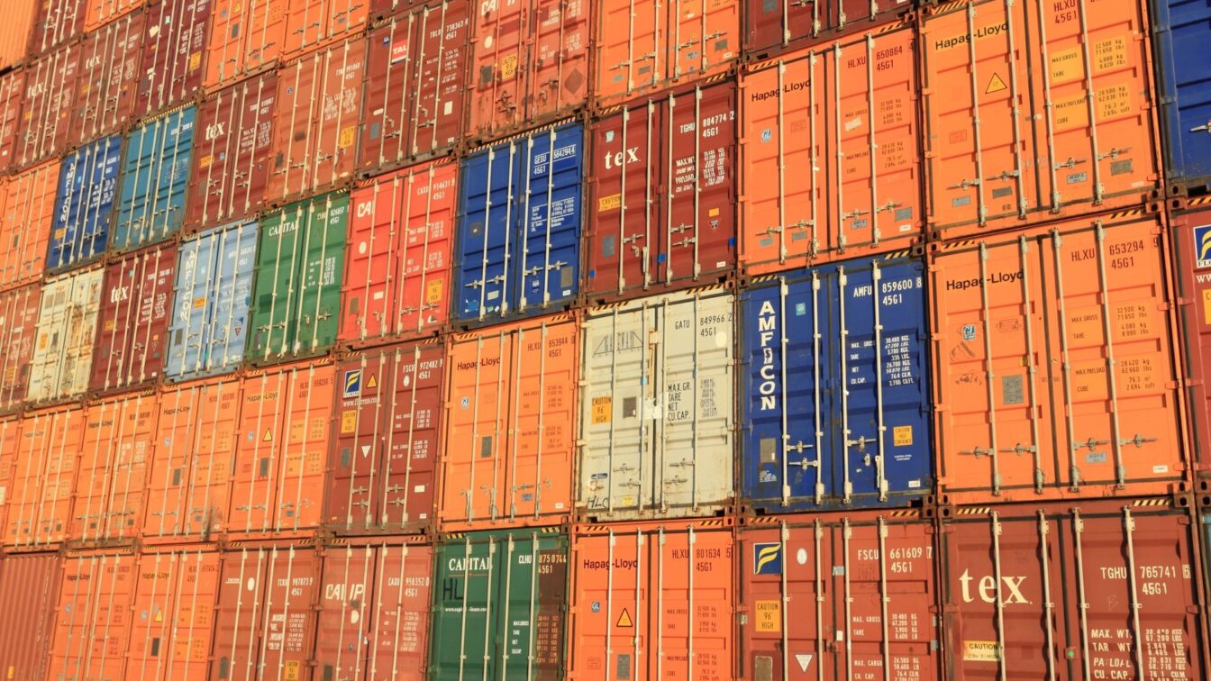 Diferența dintre importurile și exporturile României s-a mărit cu 307,2 milioane euro în ianuarie-august 2026