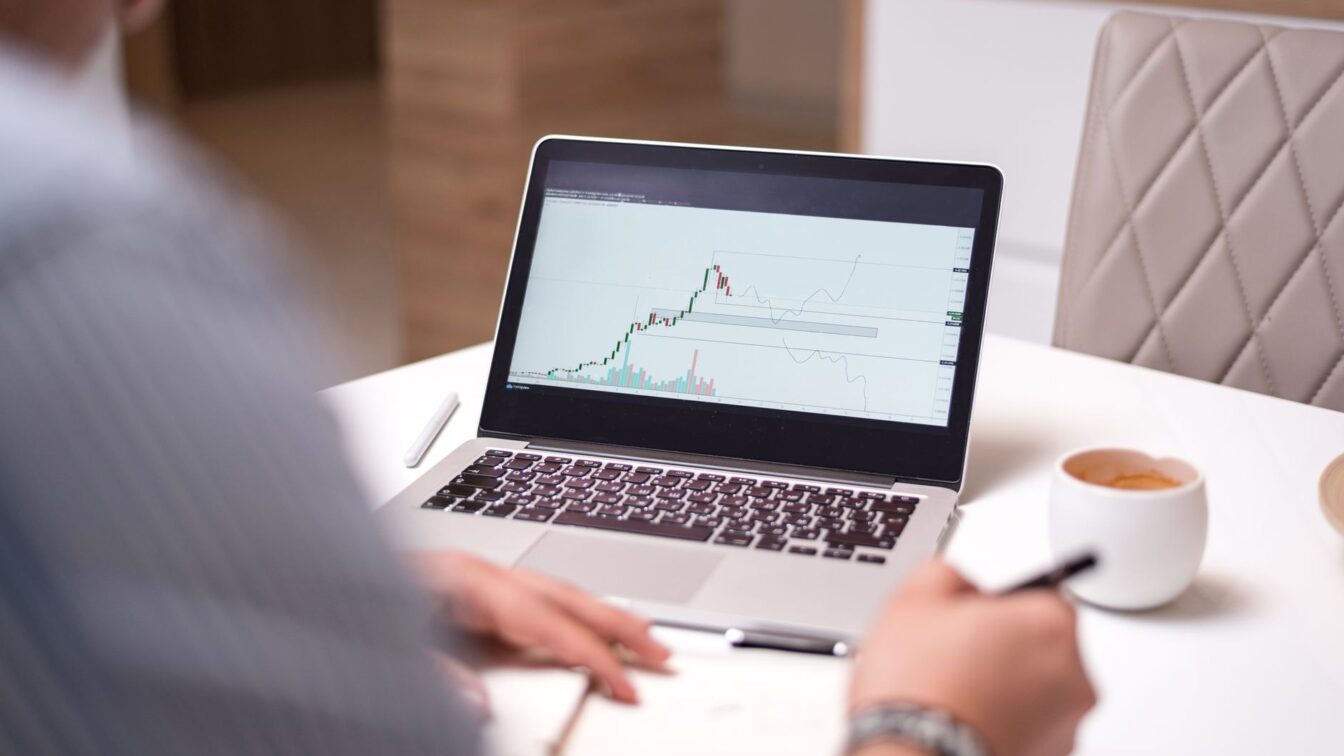 Cum se cumpără ETF-uri cu sume mici și când comisionul zero lasă de plătit 0,5% pentru conversia valutară