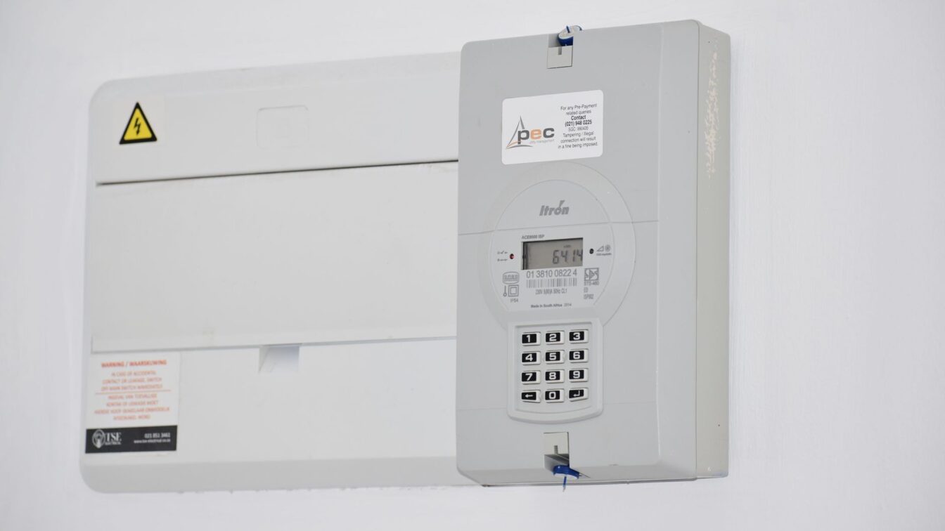 Factura la electricitate ar putea crește cu 74 de lei lunar la 200 kWh, în scenariul central pentru ofertele noi