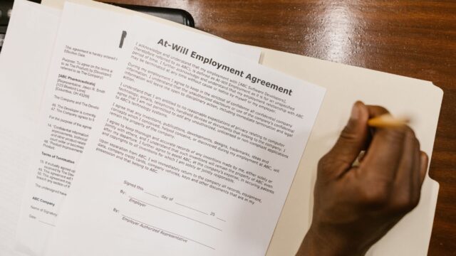 Plecarea prin acordul părților se negociază. Ce bani primește salariatul și de ce pierde indemnizația de șomaj