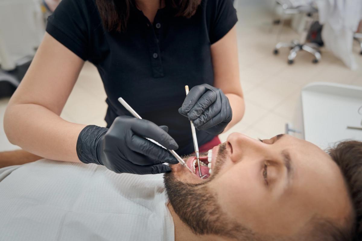 Cum planificarea digitală a zâmbetului schimbă abordarea cazurilor complexe la Mb Dental Târgu Mureș mbdental pacient la medic stomatolog