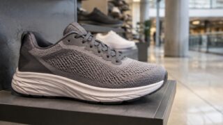 Nike anunță alte concedieri și estimează un declin al veniturilor peste prognoza analiștilor