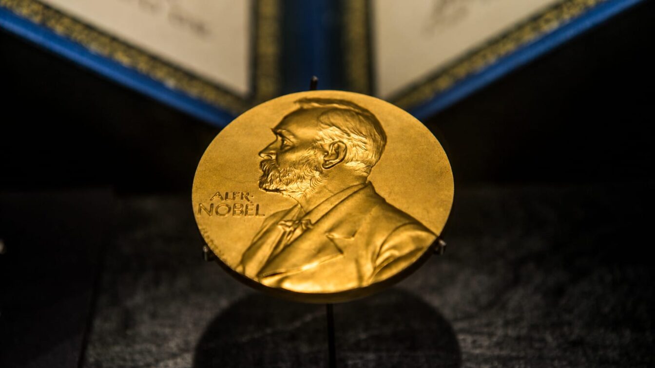 Nobelul pentru economie din 2026 îi răsplătește pe Michael Woodford și Robert E. Hall pentru studiile despre stabilizare
