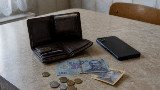 O femeie din Alba reclamă că a pierdut 74.500 de lei în septembrie 2026 după o ofertă de investiție la bursă