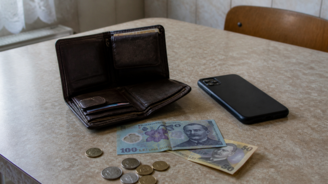 O femeie din Alba reclamă că a pierdut 74.500 de lei în septembrie 2026 după o ofertă de investiție la bursă