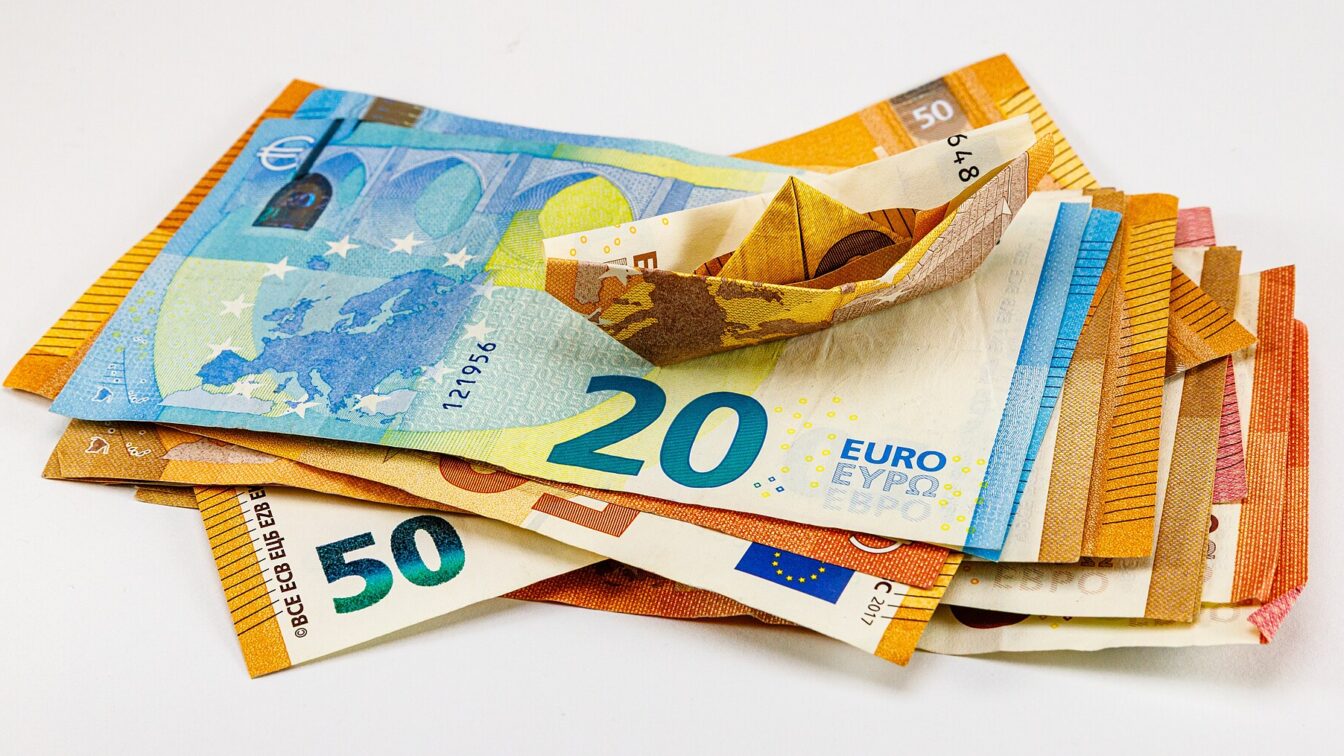O femeie din Cluj a predat 20.000 de euro unui necunoscut după ce escrocii s-au dat drept reprezentanți ai BNR ori polițiști