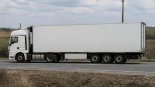 Ofertele pentru șoferi de camion ajung la 3.600 de euro net pe lună. Suma de 6.000 de euro nu este garantată