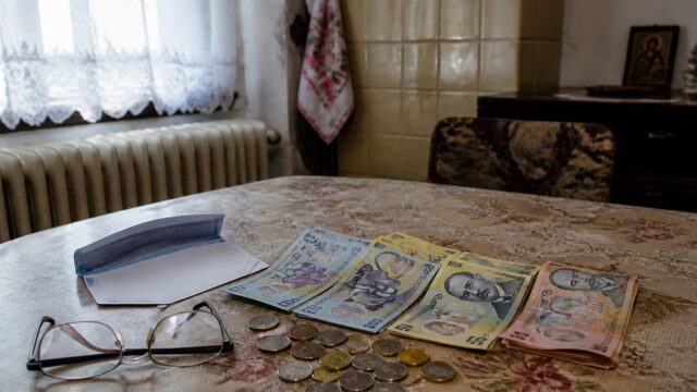 Fără 15 ani de cotizare, pensia minimă de 1.281 de lei nu vine automat. Ce sprijin poate fi solicitat