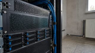 PHP2Shell permite preluarea serverelor fără parolă. Inteligența artificială a redus la ore adaptarea atacurilor