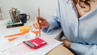 Poprirea pe salariu poate ajunge la jumătate din venitul net. Ce limite se aplică și cum se contestă reținerea