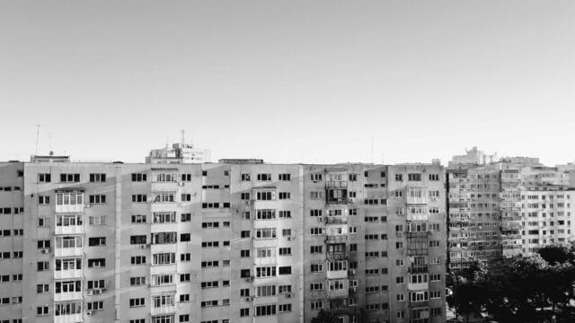 Prețul cerut pentru 50 mp este cu 50.200 de euro mai mare în Cluj-Napoca decât în București, după mediile din septembrie 2026