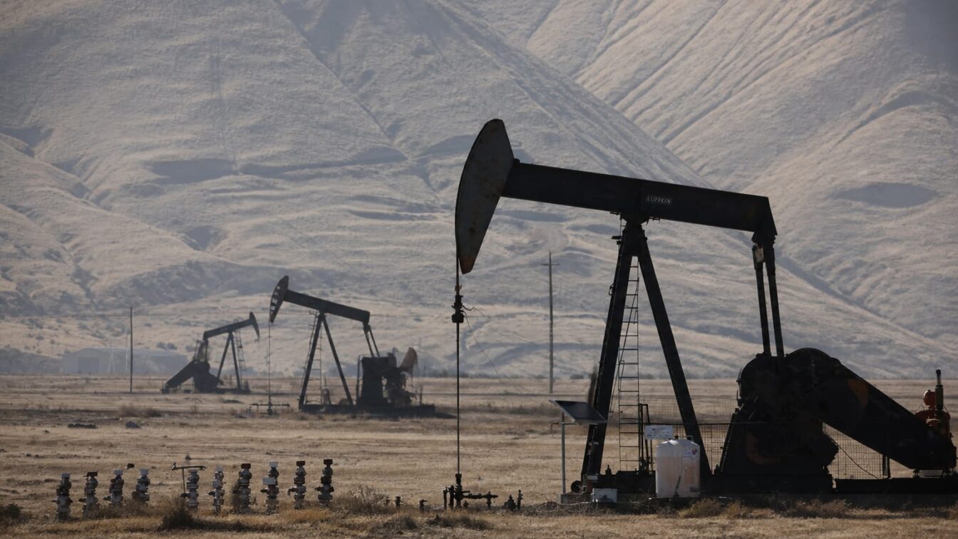 Brent ajunge la 111,22 dolari pe baril după loviturile revendicate de Houthi în Arabia Saudită