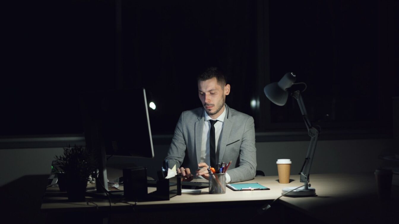 Cum se evaluează programul de lucru în era IA și când se plătesc orele suplimentare cu spor de minimum 75%