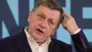 Crin Antonescu critică votul liberalilor pentru cabinetul PSD și califică poziția PNL drept ridicolă