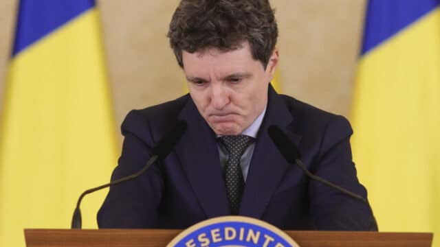 Demiterea lui Nicușor Dan ar putea prelungi incertitudinea pentru leu și împrumuturile statului