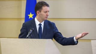 S&P decide pe 2 octombrie dacă România păstrează ratingul recomandat investițiilor după eșecul Cabinetului Mureșan