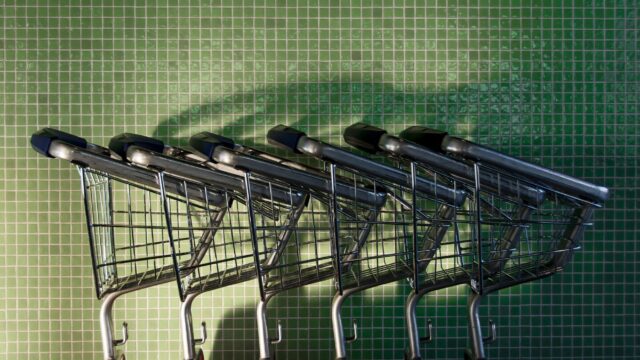 Un salariu de 5.000 de lei are nevoie de încă 330,50 lei pentru aceleași cumpărături ca în septembrie 2025
