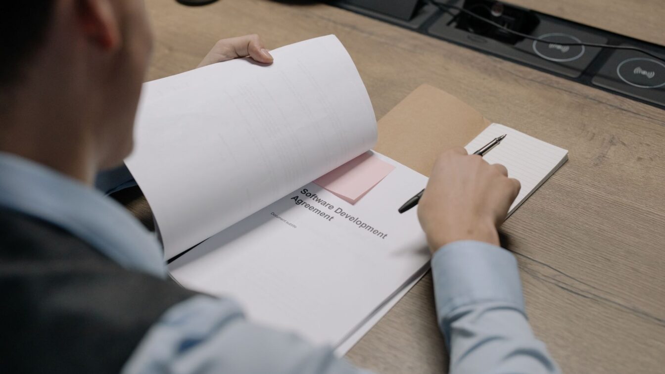 Ce trebuie să verifice firmele care folosesc AI în contracte și înainte să antreneze modele cu datele clienților