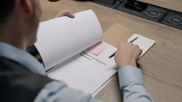 Ce trebuie să verifice firmele care folosesc AI în contracte și înainte să antreneze modele cu datele clienților