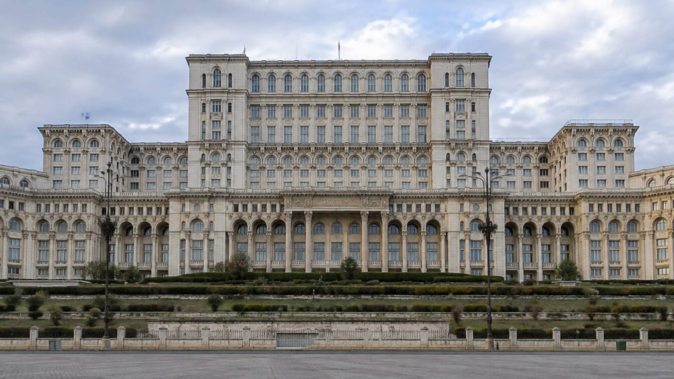 S&P păstrează România pe ultima treaptă recomandată investițiilor, cu perspectivă negativă