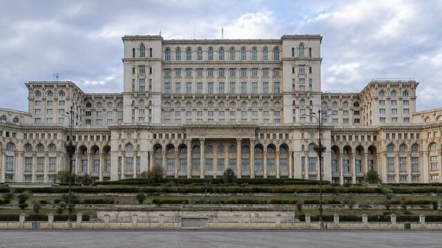 S&P păstrează România pe ultima treaptă recomandată investițiilor, cu perspectivă negativă