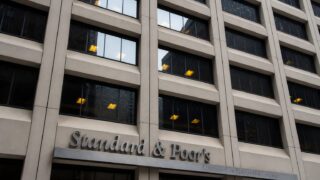 S&P decide pe 2 octombrie dacă România păstrează ratingul BBB-. Retrogradarea ar putea scumpi finanțarea