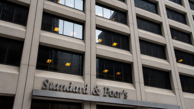 S&P decide pe 2 octombrie dacă România păstrează ratingul BBB-. Retrogradarea ar putea scumpi finanțarea