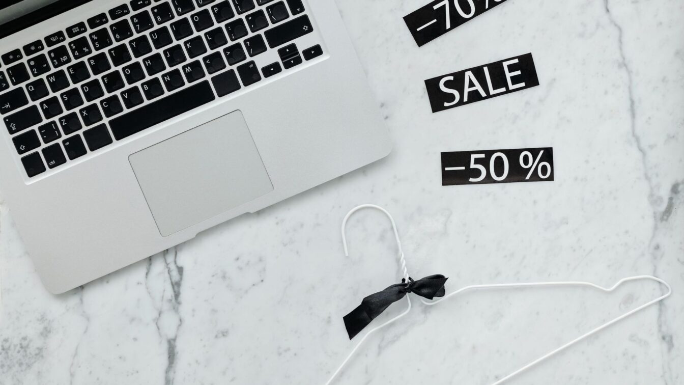 Prețul anterior, reperul pentru reducerile online
