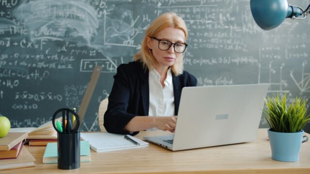 Cum se formează venitul unui director școlar în 2026. Un exemplu de salarizare indică aproximativ 9.306 lei net