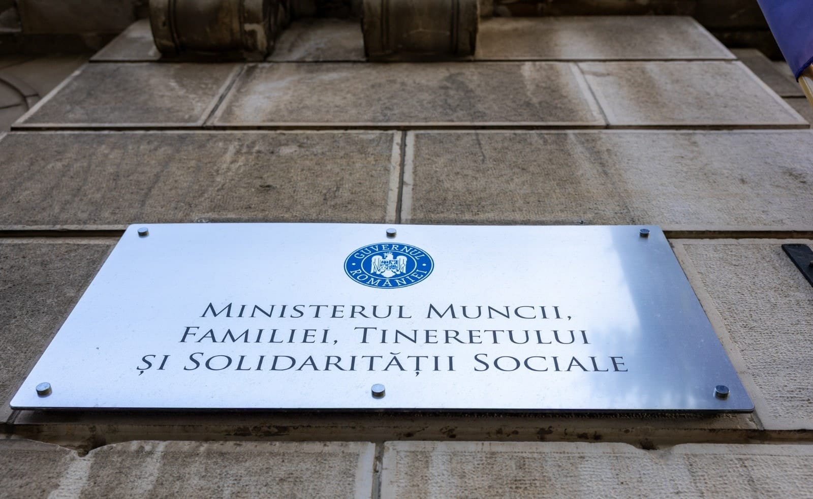 Salariul minim din iulie 2026 aduce un cost de 4.418 lei pentru angajatori. Ce condiții se aplică scutirii de taxe