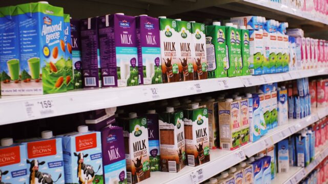 Lactatele se scumpesc cu până la 8% din octombrie. Serviciile ar putea crește cu 15-20%