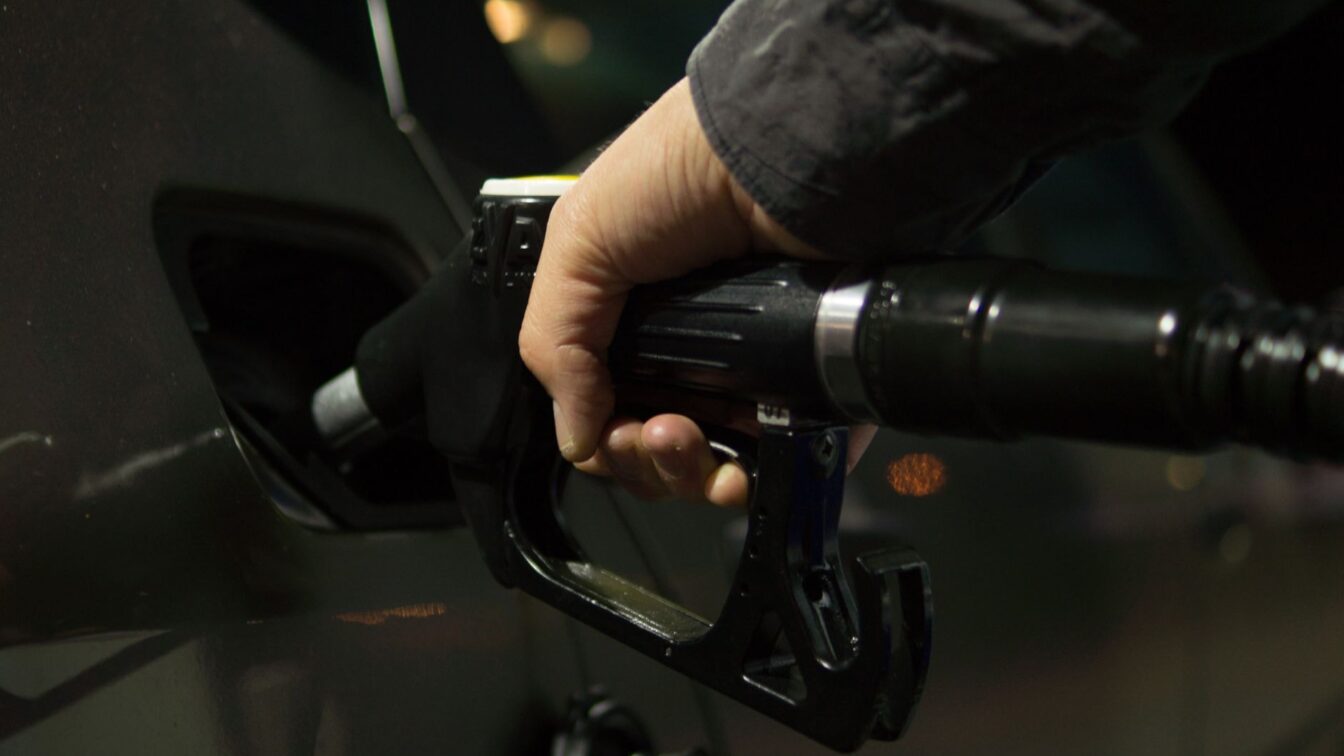 Acciza și TVA pe carburanți aduc statului venituri estimate la 37 de miliarde de lei pe an