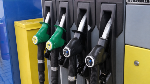 Unsprezece state UE, fără România, s-au angajat să scoată 20,5 milioane de barili de motorină din rezerve